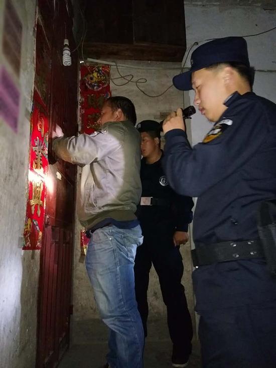 柳地区粗心妈妈误将幼女锁家中 